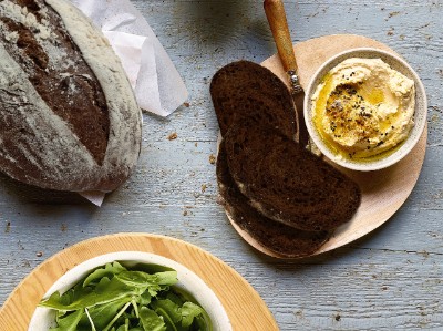 Černý chléb s naklíčeným žitem