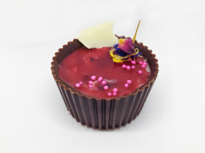 Malinový košíček s pastou z lískových oříšků