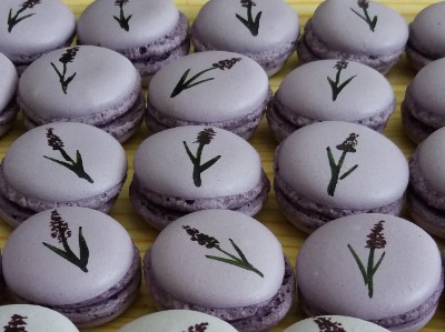 Citrónová makronka s levandulí