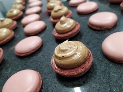 Malinová makronka s mléčnou čokoládou